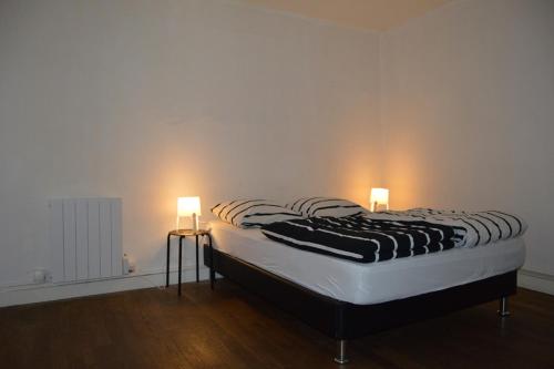 LuzyにあるPetit sejour aux portes du Morvanのベッドルーム1室(ベッド1台、ライト2つ付)