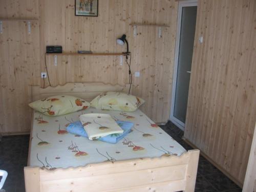 Un pat sau paturi într-o cameră la Casa Pinciuc Costinesti