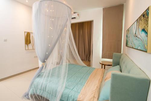 una camera con letto e zanzariera di L.O.V.E Suite a Batu Pahat