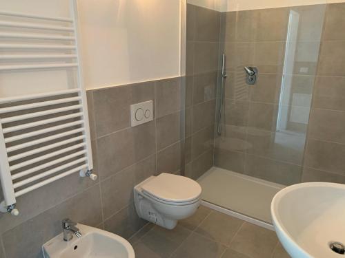 a bathroom with a toilet and a shower and a sink at CASA VITTORIA - SIEGESHAUS in Bolzano