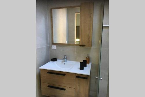 une salle de bain avec un lavabo et une douche en verre dans l'établissement Appartement à cavalaire dans un domaine privé au rez-de-jardin, à Cavalaire-sur-Mer