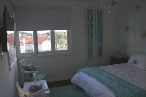 a bedroom with a bed and a window at Allegra Dalila Casa Hotel-Arte in Tandil