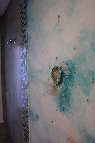 a bathroom with a painting on the wall at Allegra Dalila Casa Hotel-Arte in Tandil