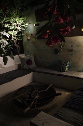 a room with a bench with flowers on the wall at Allegra Dalila Casa Hotel-Arte in Tandil