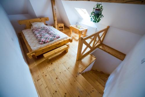 an overhead view of a bedroom with a bed and stairs at Pensiunea Dealul cu Melci in Vidra