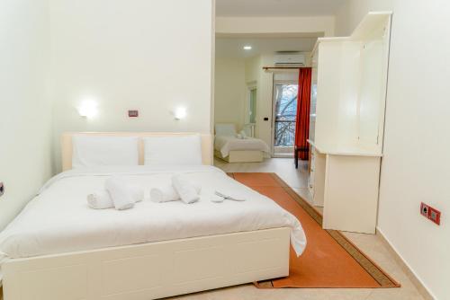 Een bed of bedden in een kamer bij Hotel George