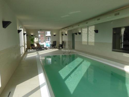ein großer Pool in einem Haus in der Unterkunft Ferienwohnung Hohe Lith in Cuxhaven