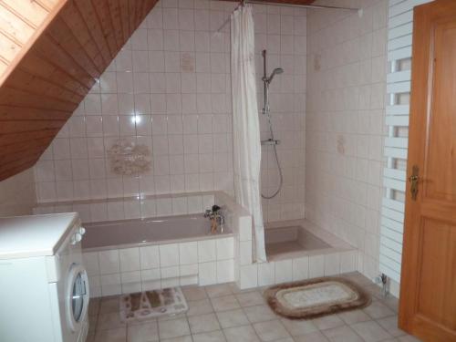 Das Bad ist mit einer Badewanne und einer Dusche ausgestattet. in der Unterkunft Marronnier in Epfig