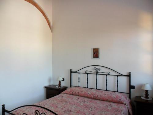 a bedroom with a bed with a red bedspread at il Chiassetto Agriturismo No Kids in Cascina