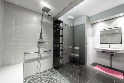 un baño con ducha y lavabo en Les chalets d'Arrens, en Arrens-Marsous