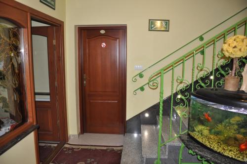 a staircase with a fish tank next to a door at Majątek Giże Marczak in Olecko