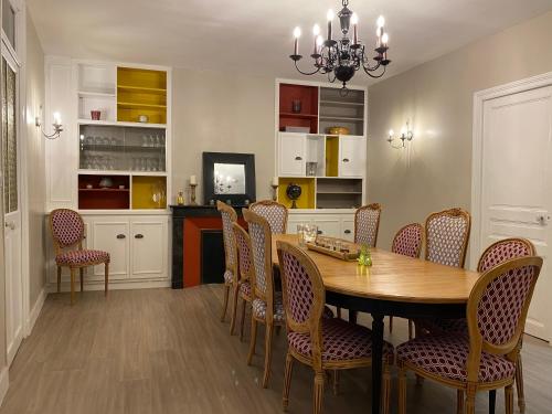 une salle à manger avec une table et des chaises dans l'établissement Gîte de la Miellerie, à Hautvillers