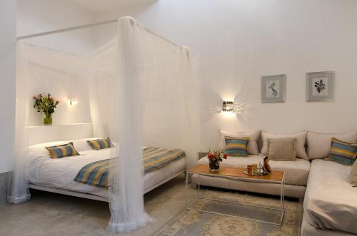 เตียงในห้องที่ Riad Sapphire & Spa