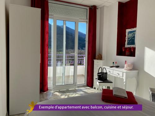 Schlafzimmer mit einem großen Fenster mit roten Vorhängen in der Unterkunft Domaine des Anges in Amélie-les-Bains-Palalda