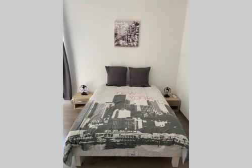 sypialnia z łóżkiem z czarno-białym kocem w obiekcie La Bâtisse de Chabot N°3 w mieście Montluçon