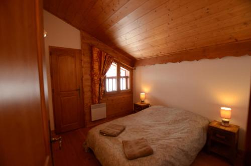 سرير أو أسرّة في غرفة في Chalet A, Village des Lapons Les Saisies, 3 chambres et 1 espace nuit mezzanine