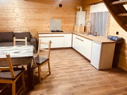 Η κουζίνα ή μικρή κουζίνα στο Domki Prestige