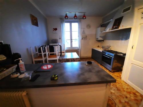 - une cuisine avec un comptoir dans une pièce dans l'établissement Joli appartement meublé, à Paray-le-Monial