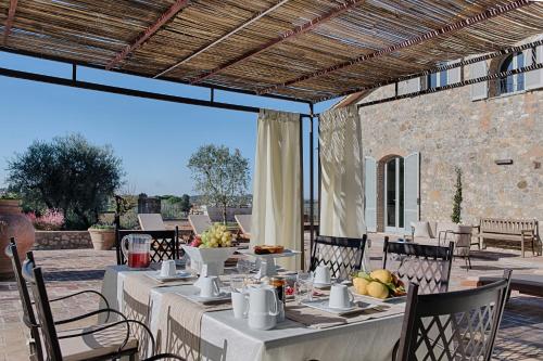 un tavolo per un pasto su un patio di Villa Siena a Siena