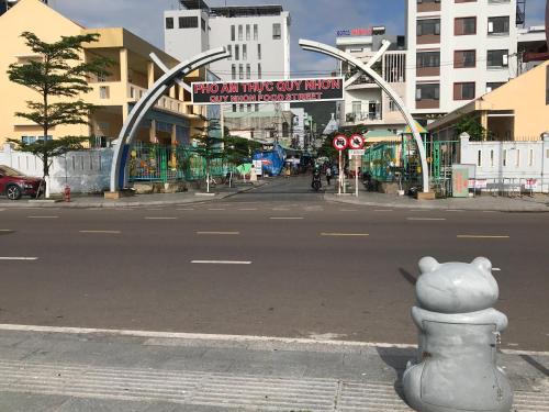 a snowman statue sitting on the side of a street at Hotel Hoàng Hưng Quy Nhơn in Quy Nhon