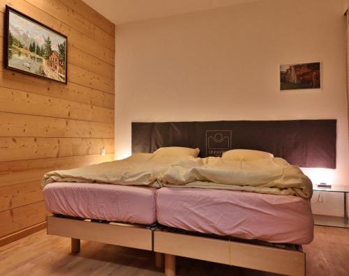 Llit o llits en una habitació de Les Crosets Apartment Miroi 23, Val d'Illiez