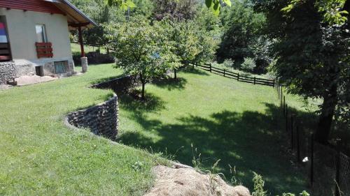 Jardín al aire libre en Vikend kuca Maksimovic