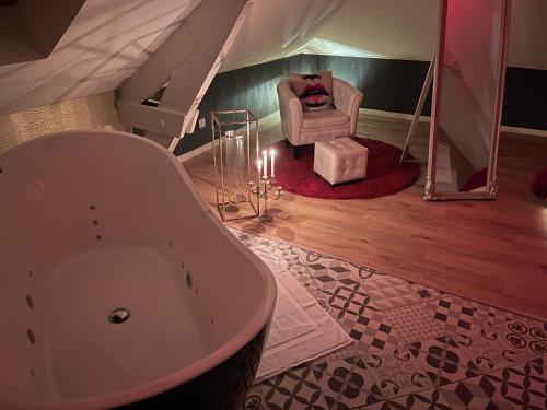 Koupelna v ubytování Redroom Loveroom Chambre Spa privative Insolite Thème 50 nuances de grey