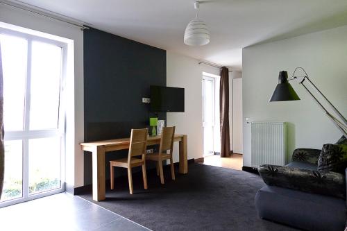 a living room with a dining room table and a couch at Schickes Bielefeld Zentrum Appartement in Bielefeld