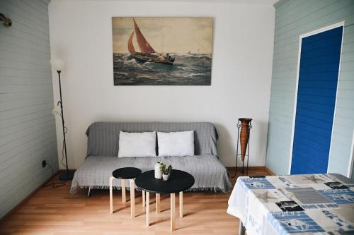 Sala de estar con cama y mesa en casa litoral, en Pataias