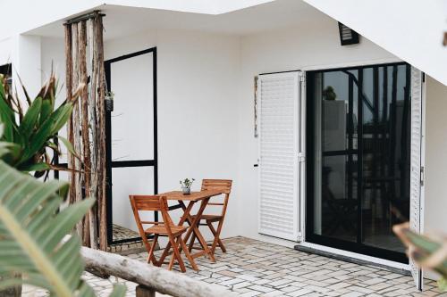 a room with a table and chairs on a patio at casa litoral in Pataias