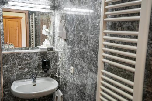 y baño con lavabo y espejo. en Hotel-Gasthof zur Linde, en Langenau