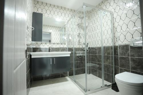 ein Bad mit einer Dusche, einem Waschbecken und einem WC in der Unterkunft Kubbe House in Istanbul