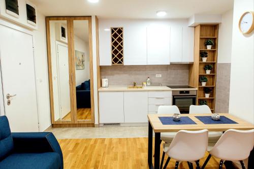 eine Küche und ein Esszimmer mit Tisch und Stühlen in der Unterkunft Apartman Happy day Divčibare in Divčibare