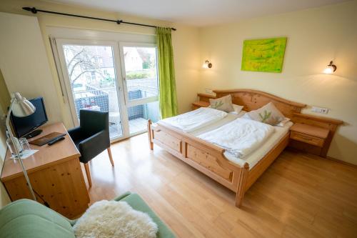 Łóżko lub łóżka w pokoju w obiekcie Hotel-Gasthof zur Linde