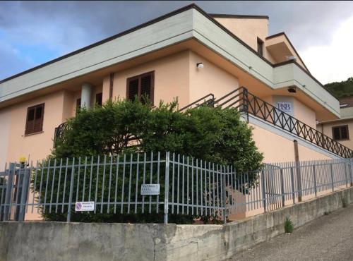 uma casa com uma cerca em frente em B&B Benevento em Benevento