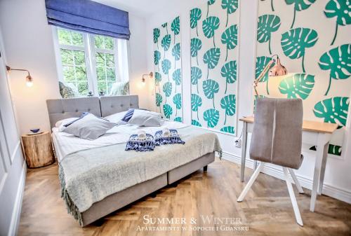 a bedroom with a bed and a desk at Family Luxury Nature Apartment, 1-6, 2 sypialnie i salon, 100m Bazylika in Gdańsk
