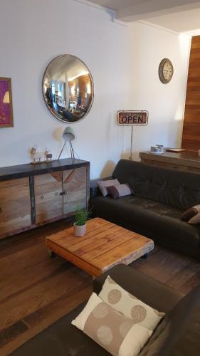 un salon avec un canapé et une table dans l'établissement CHOCOLAT, à Bagnères-de-Bigorre