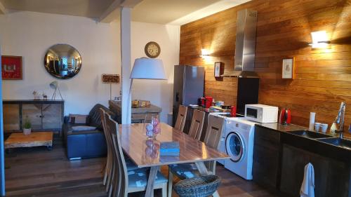 une cuisine avec une table, un évier et une cuisinière dans l'établissement CHOCOLAT, à Bagnères-de-Bigorre