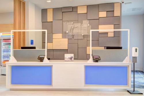 een winkel met een witte toonbank met blauwe fronten bij Holiday Inn Express & Suites Charlotte Southwest, an IHG Hotel in Charlotte