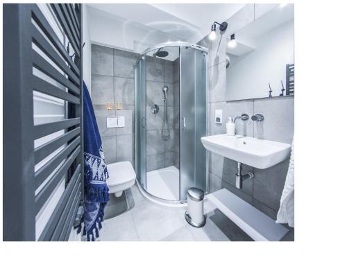 Ένα μπάνιο στο Family Luxury Gold Apartament , 1-6, 2 sypialnie i salon, 100m Bazylika, SUMMERWINTER Brand