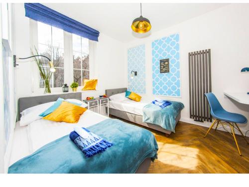 Ένα ή περισσότερα κρεβάτια σε δωμάτιο στο Family Luxury Gold Apartament & Playstation, 1-6, 2 sypialnie i salon, 100m Bazylika