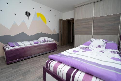 1 dormitorio con 2 camas y un mural de montañas en Apartment Ivet, en Hazlov