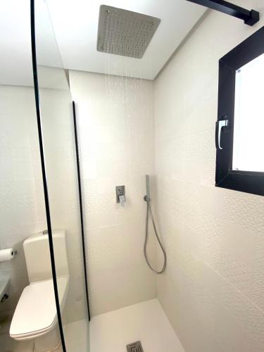 Et badeværelse på Jardines del Puerto Apartment for up to 6, totally refurbished 2025, gardens, pools, garage, wifi