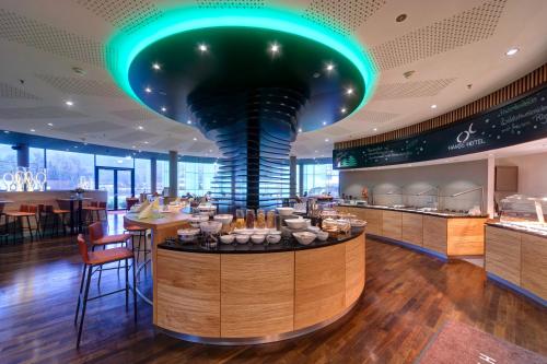 Hanse Hotel Attendorn في آتندورن: مطعم بسقف أخضر وبار