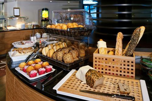 Hanse Hotel Attendorn في آتندورن: بوفيه من الخبز والمعجنات على كاونتر