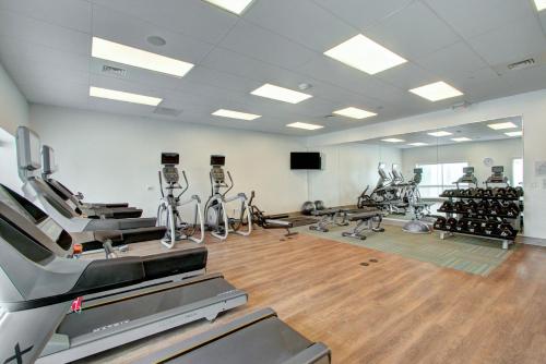 Pusat kecergasan dan/atau kemudahan kecergasan di Holiday Inn Express & Suites Charlotte Southwest by IHG