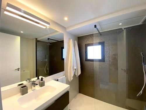 Et badeværelse på Jardines del Puerto Apartment for up to 6, totally refurbished 2025, gardens, pools, garage, wifi