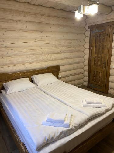 Postel nebo postele na pokoji v ubytování Смарагдовий пагорб