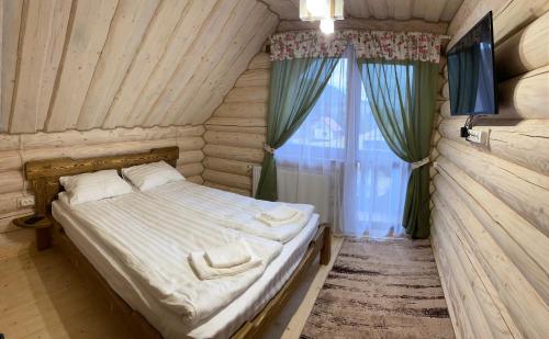 Postel nebo postele na pokoji v ubytování Смарагдовий пагорб