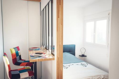 sypialnia z łóżkiem, stołem i krzesłem w obiekcie Studio cosy les pieds dans l'eau, climatisé, Parking privé, Vue montagne w mieście San-Nicolao